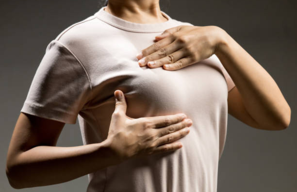 Cáncer de mama: Especialistas U. de Chile explican cinco pasos clave para el autoexamen de senos