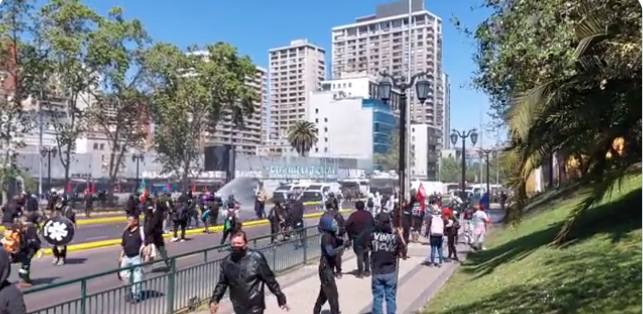 Carabineros reprime manifestación en Santiago en conmemoración de la resistencia de los pueblos indígenas