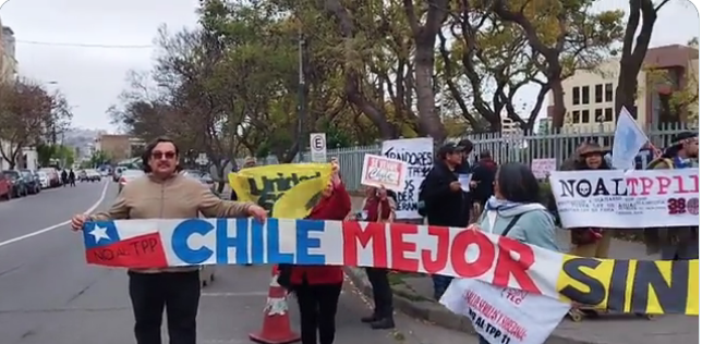 Ciudadanos se manifiestan en las afueras del Congreso de Valparaíso contra el TPP11 y emplazan a  Boric: «Tiene minutos para hacer un gesto heroico»