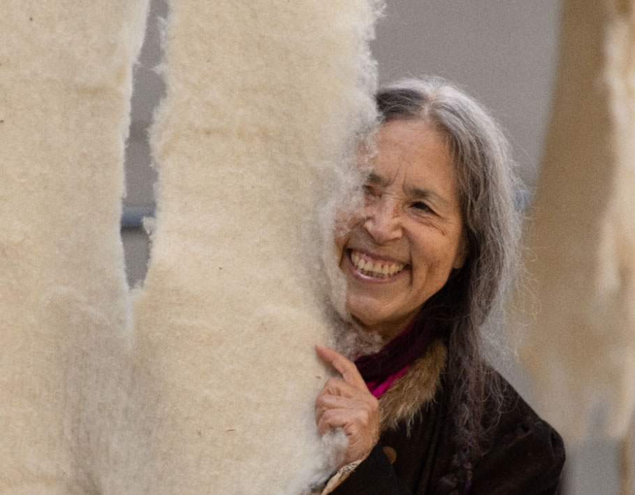 Artista chilena Cecilia Vicuña realiza monumental instalación en el Tate Modern de Londres
