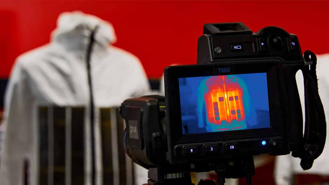 Así es la primera chaqueta del mundo invisible a las cámaras infrarrojas