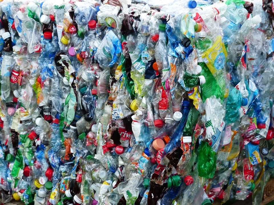 Greenpeace califica de «concepto fallido» el reciclaje de plástico