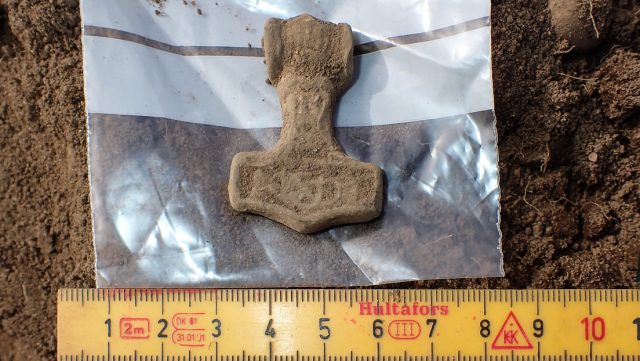 Hallan un «martillo de Thor» vikingo en Suecia