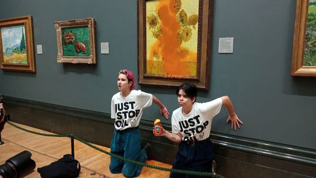 (Video) Activistas contra el cambio climático arrojan sopa de tomate sobre «Los Girasoles» de Van Gogh
