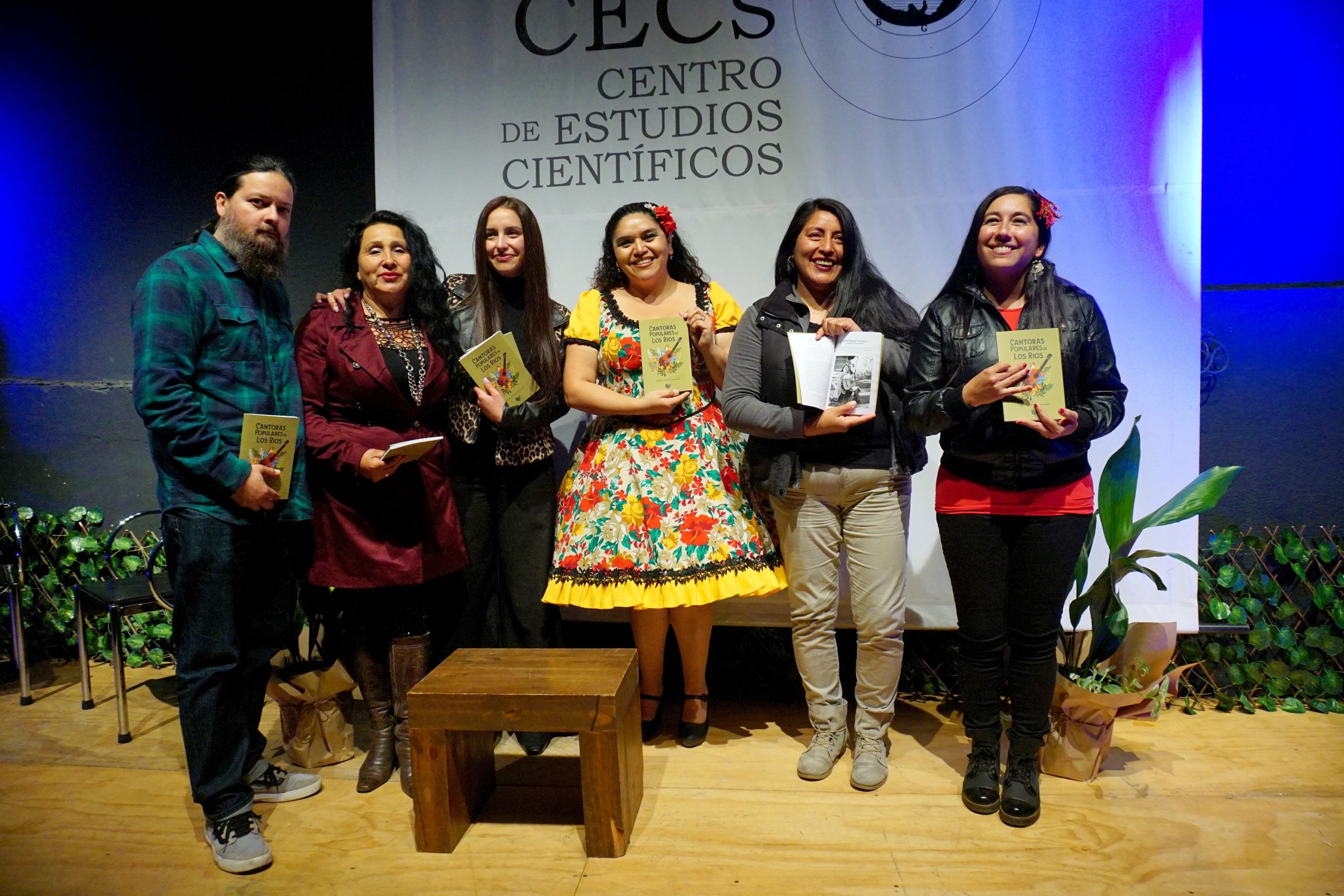 Diez cantoras populares de Los Ríos revelan su vida y arte en nuevo libro