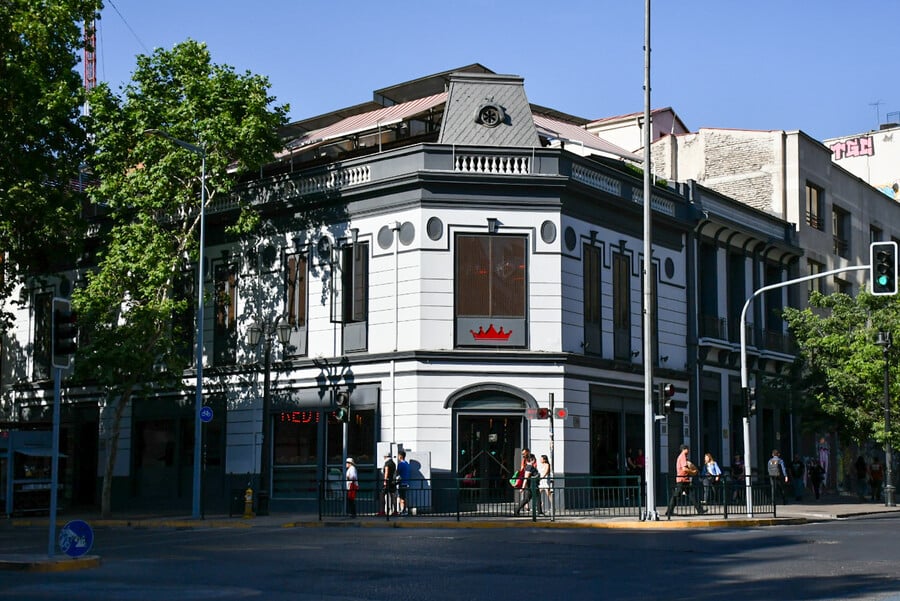 Polémica por pub de Santiago que fue multado por borrar grafitis de su fachada: municipalidad argumenta valor patrimonial del edificio