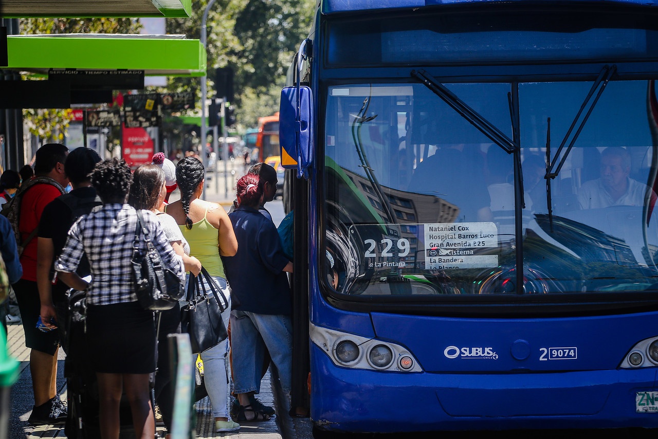 «Pasaje Mensual»: Diputados presentan proyecto para implementar sistema de tarifa única al mes en el transporte público