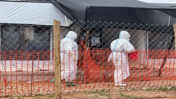 Suben a 24 los decesos por brote de ébola en Uganda