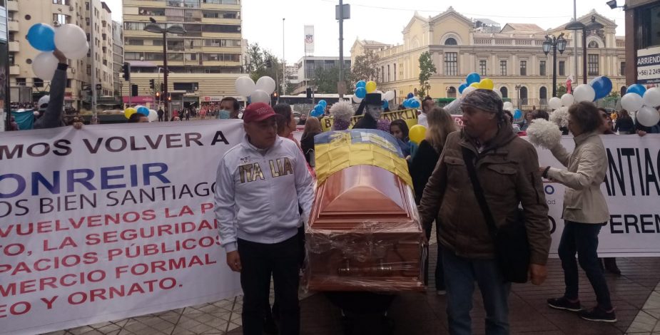 Locatarios realizaron marcha en el centro de Santiago y exigen medidas al municipio