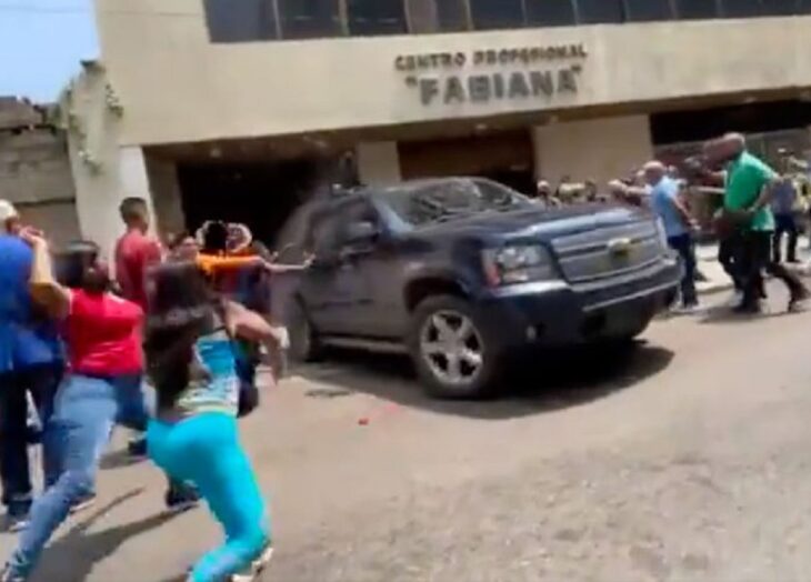 [VIDEO] Agreden por tercera vez a Juan Guaidó en Venezuela: turba lanzó palos y piedras a su vehículo