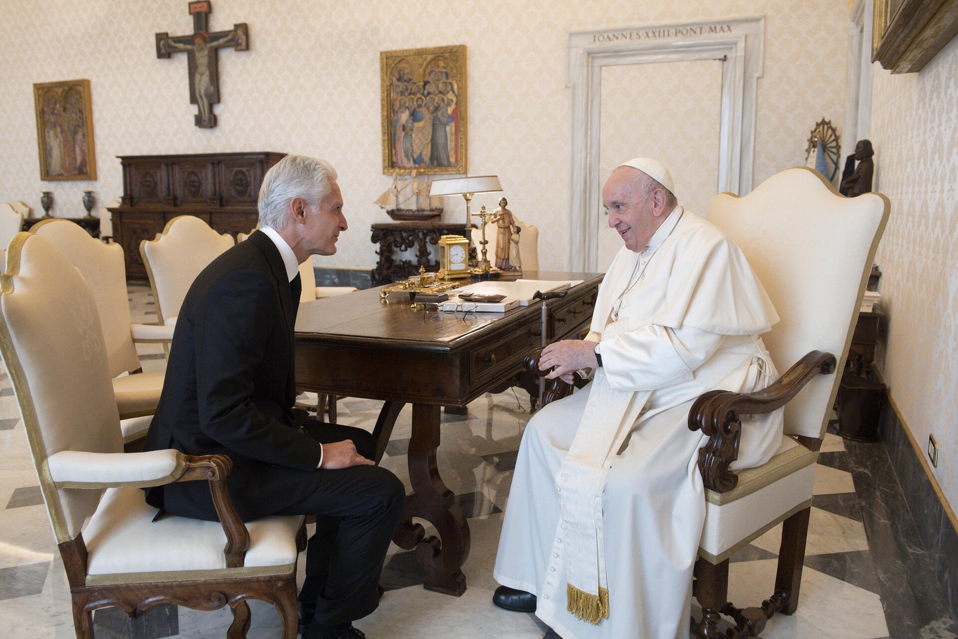 Alfredo Del Mazo se reúne con el Papa Francisco en Vaticano