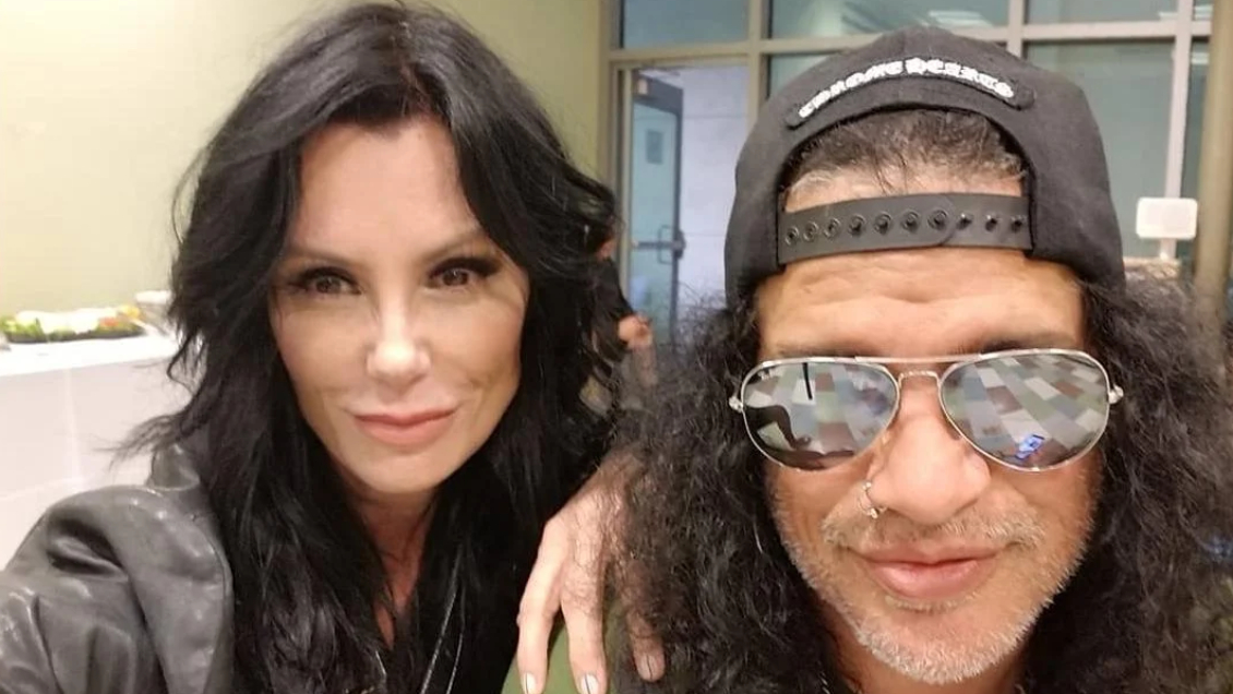 Slash y su pareja fueron parados por Carabineros tras concierto de Guns N’ Roses en Chile: Fiscalizaron el auto que los trasladaba