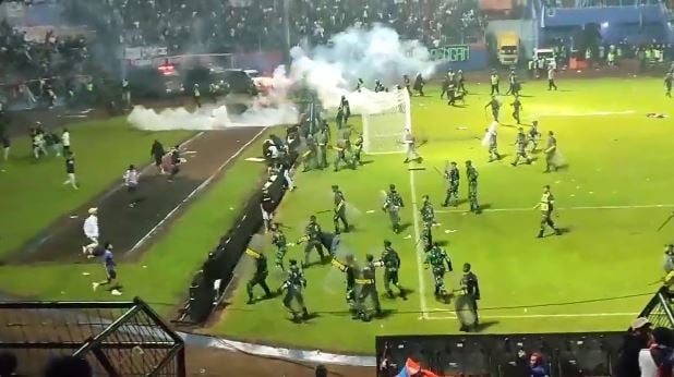 Al menos 127 personas murieron luego de un partido de fútbol en Indonesia