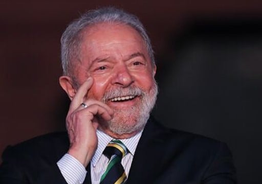 Lula gana presidencia en Brasil en reñidísima votación