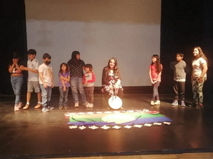 Método Choyün y la revitalización de la lengua mapuche a través del canto: Cantante Karen Wenvl junto a niñas y niños se presentan en Padre Hurtado