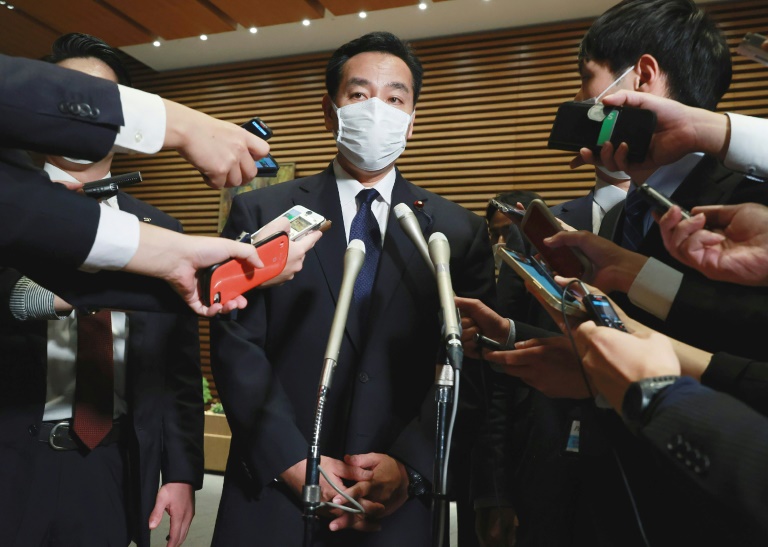 Renuncia ministro japonés por vincularse con la polémica secta Moon