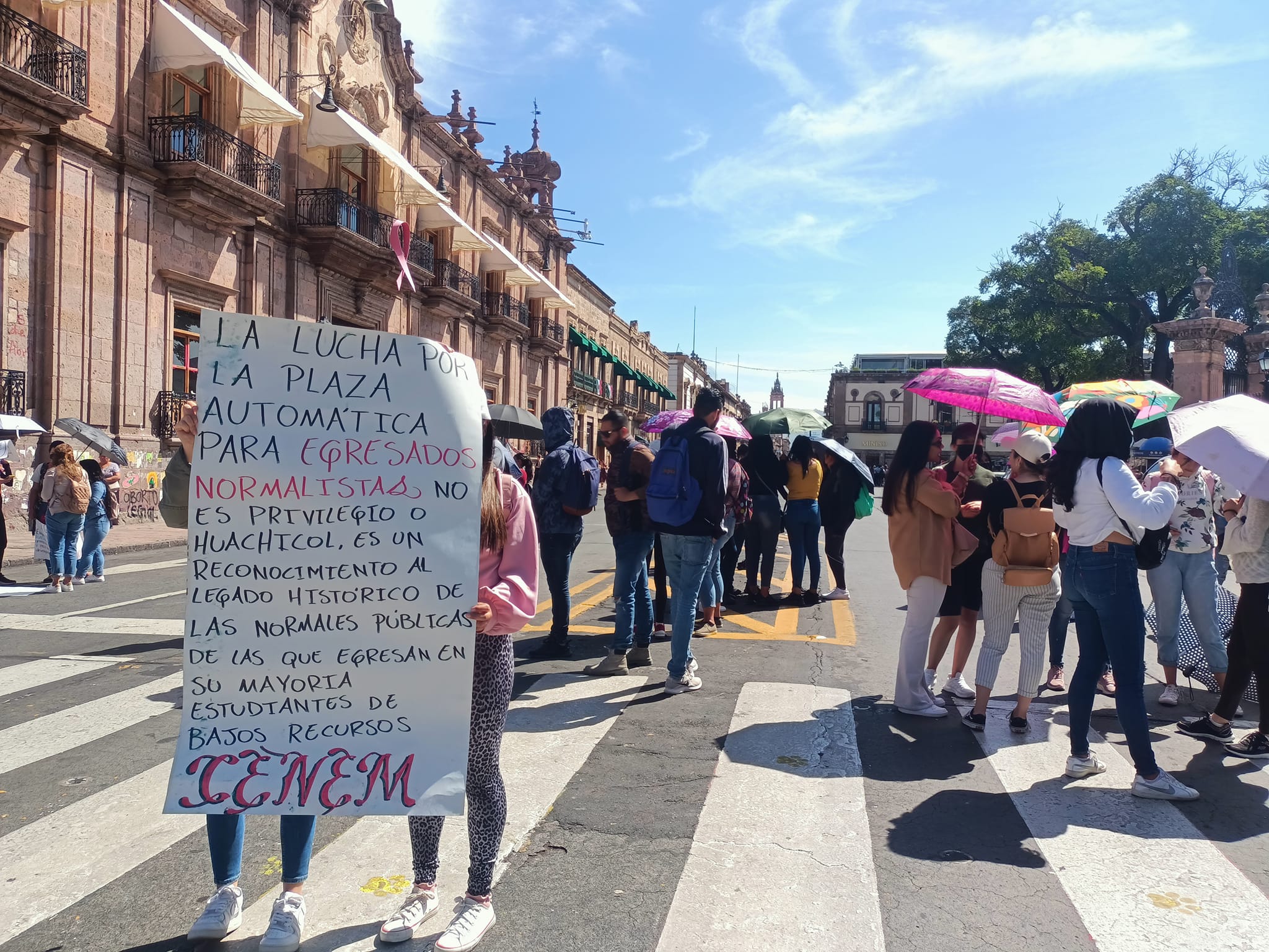Normalistas se manifiestan en carretera a Morelia, exigen plazas