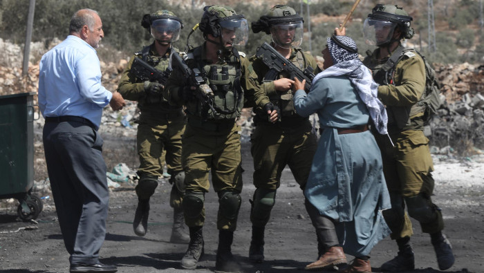 Fuerzas israelíes arremeten con fuego real contra palestinos durante enfrentamientos