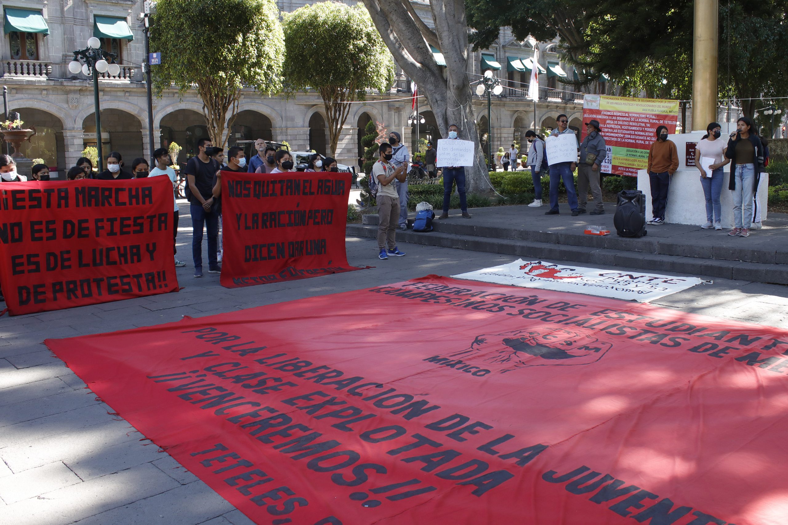 Normalistas piden la destitución de directivos en el zócalo de Puebla