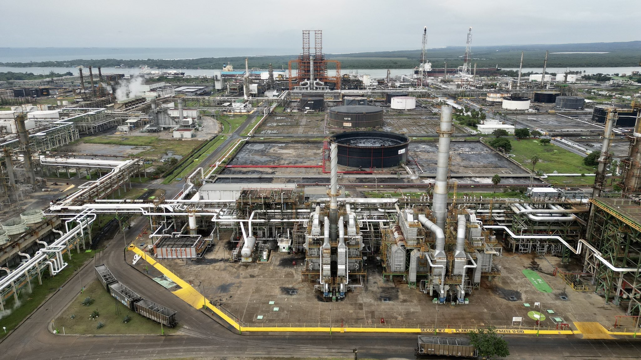 Visita AMLO Tampico para supervisar la refinería Madero