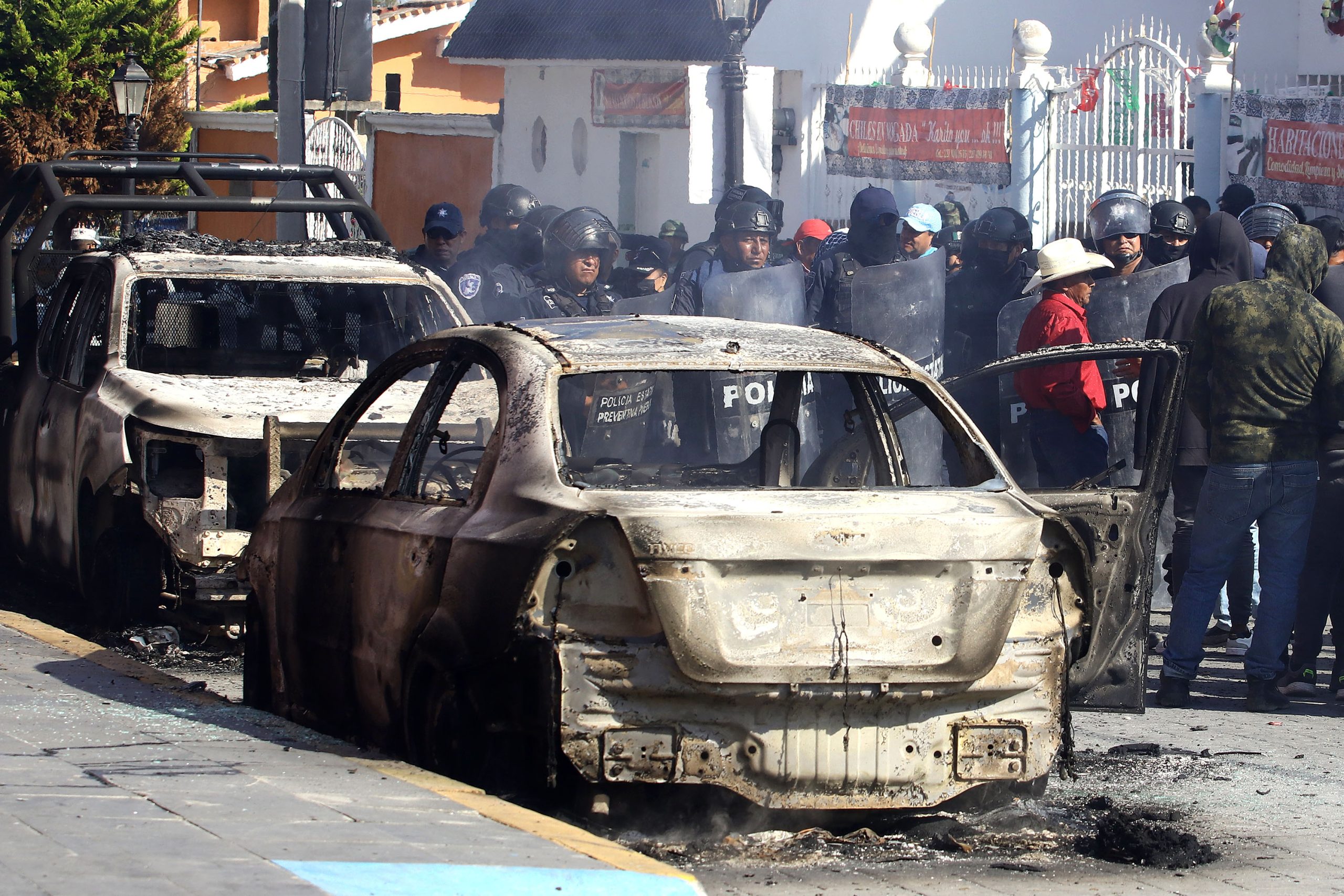 Habitantes de Calpan queman patrullas por liberación de tres delincuentes 
