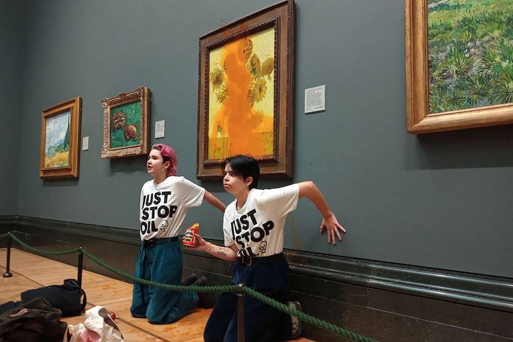 Activistas climáticos arrojaron sopa de tomate sobre obra de Vincent van Gogh