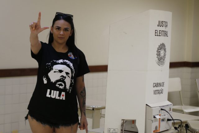 Concluye segunda vuelta de votaciones en Brasil; comienza conteo