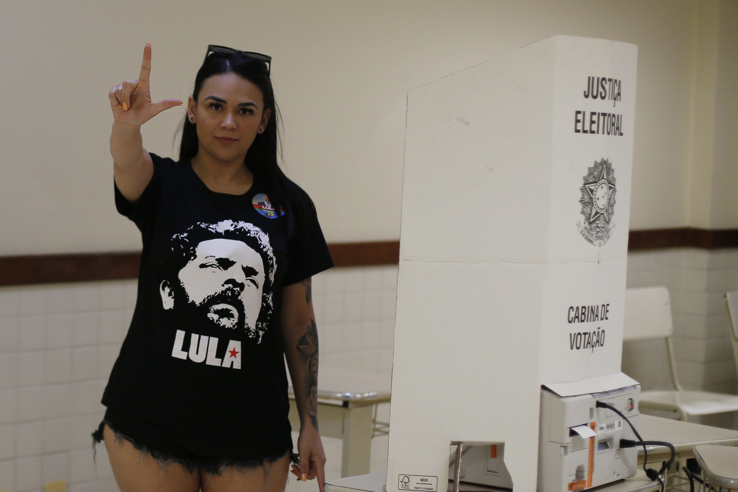 Concluye segunda vuelta de votaciones en Brasil; comienza conteo