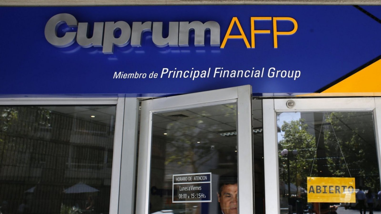 Diputados piden fiscalizar a AFP Cuprum por envío de correos a sus afiliados en contra de la reforma previsional