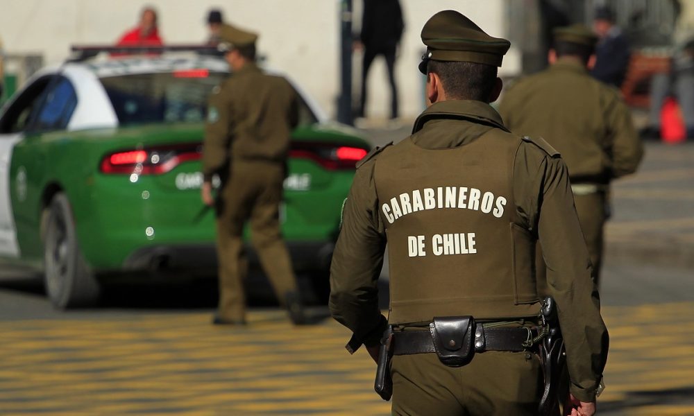 «BolaWrap»: General Yáñez destaca que nueva arma que portarán carabineros en las calles «es como la que usa Batman»