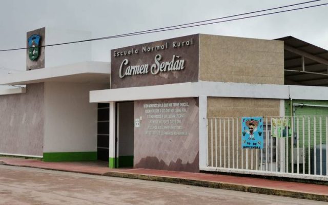 Alumnas toman instalaciones de Escuela Normal Rural en Teteles