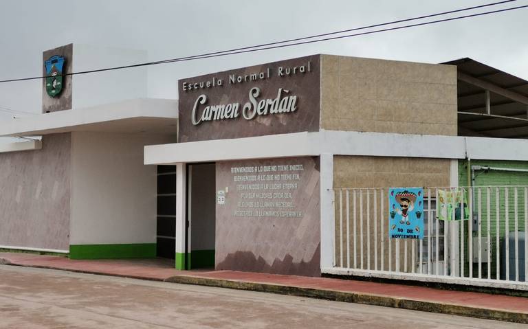 Alumnas toman instalaciones de Escuela Normal Rural en Teteles