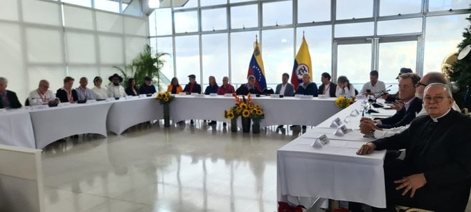 Comenzó en Caracas el diálogo para la «paz total» entre el Gobierno de Colombia y el ELN