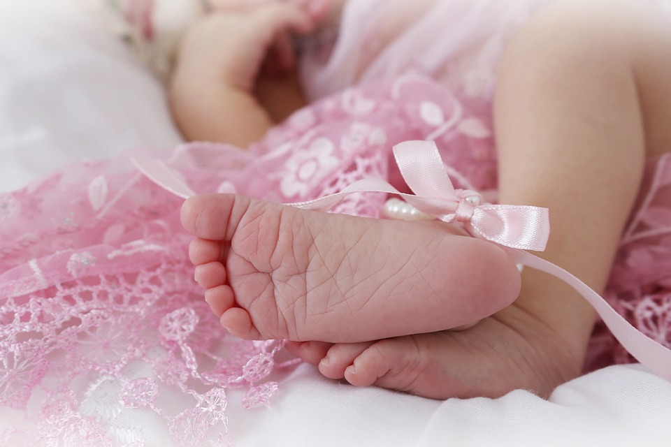 Encuentran ocho embriones dentro de una bebé de 21 días de nacida