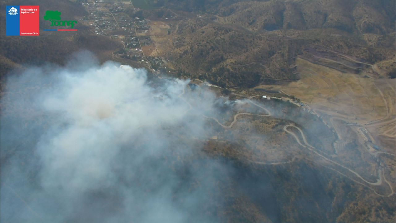 Melipilla: Municipio presenta querella criminal contra responsables de incendio forestal que ha arrasado más de 300 hectáreas