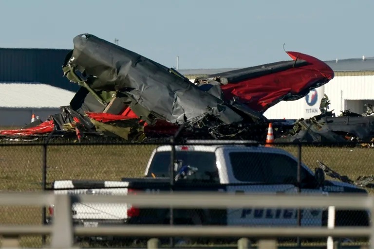 Chocan dos aviones antiguos en espectáculo aéreo en Dallas, Texas