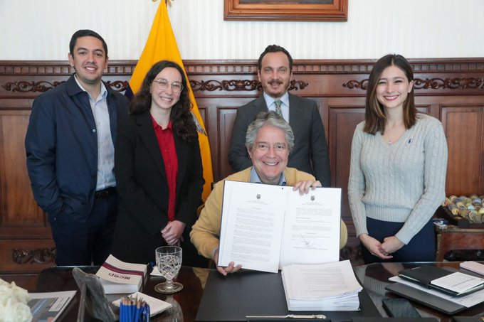 Lasso firmó decreto ejecutivo para convocar un referéndum en Ecuador
