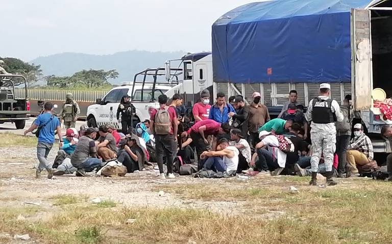 Guardia Nacional aseguró a 100 migrantes en la autopista Córdoba-Veracruz
