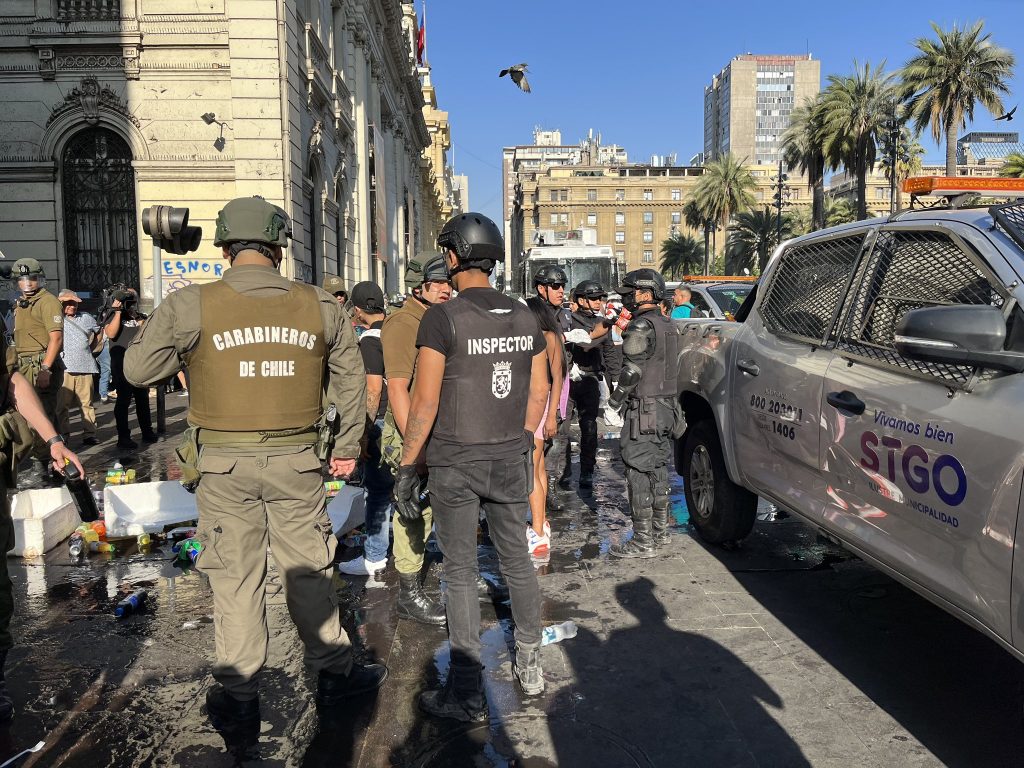 [VIDEOS] «Irreconocible»: Así amaneció la Plaza de Armas de Santiago tras la intervención policial del Gobierno