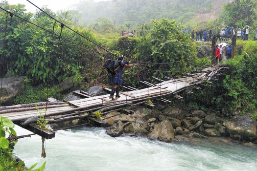 Un viaje al corazón del desplazamiento de los indígenas emberá en el Chocó