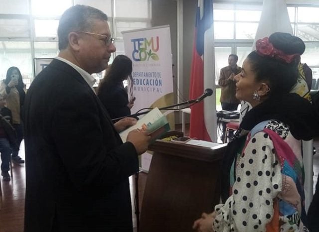 “La industria textil es la segunda más contaminante del planeta”: Alcalde de Temuco en presentación del libro Reviviendo Mil Prendas