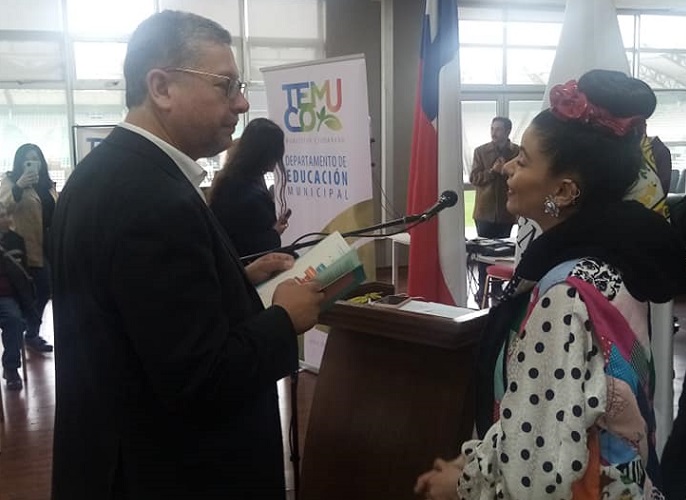 “La industria textil es la segunda más contaminante del planeta”: Alcalde de Temuco en presentación del libro Reviviendo Mil Prendas