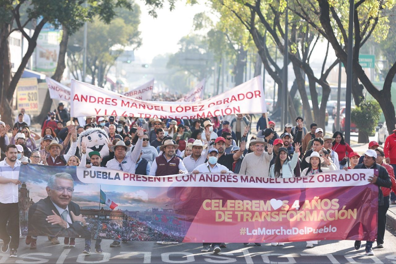 Más de 10 mil poblanos apoyan en CDMX a López Obrador