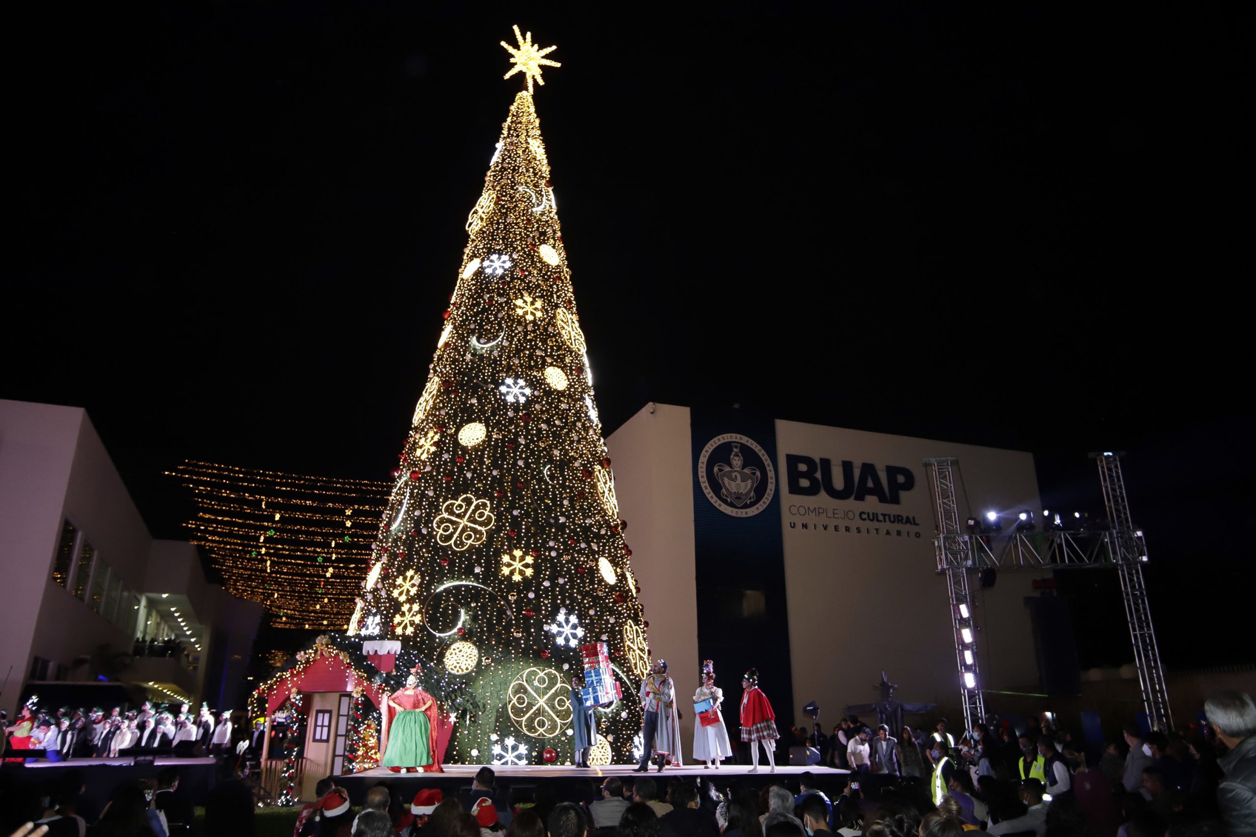 Lilia Cedillo enciende árbol navideño en CCU desde su celular