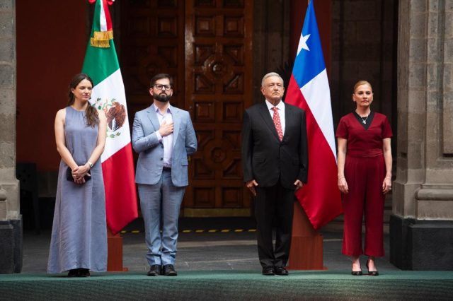 Recibe AMLO a Gabriel Boric con ceremonia de bienvenida en Palacio Nacional