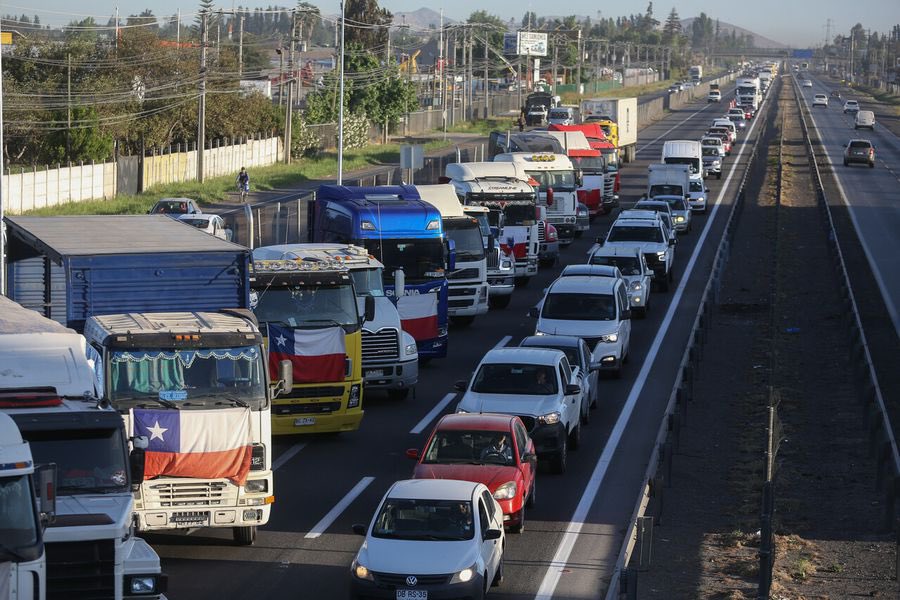 Camioneros inician paro indefinido y bloquean parcialmente las carreteras del país