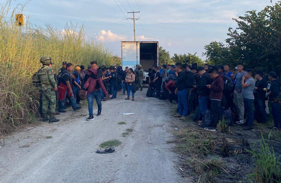 Detienen en Chiapas a 82 migrantes abandonados en un camión