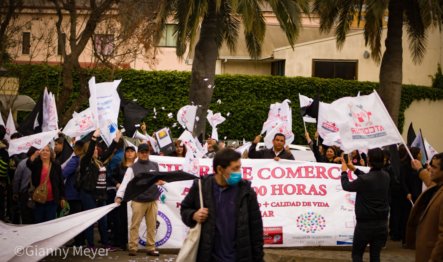 Sindicatos se manifestaron en el Congreso en Valparaíso por la reactivación del proyecto de cierre del comercio a las 19 horas