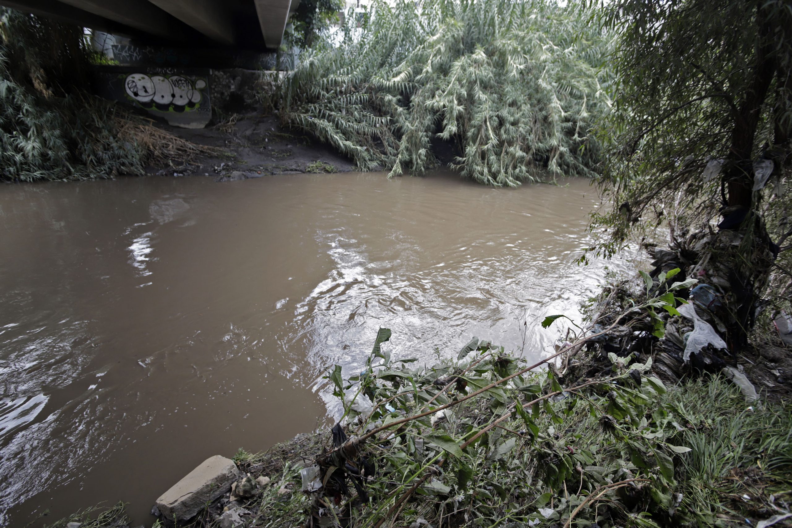 Vecinos denuncian «tiradero de basura» en Río Atoyac desde 2019