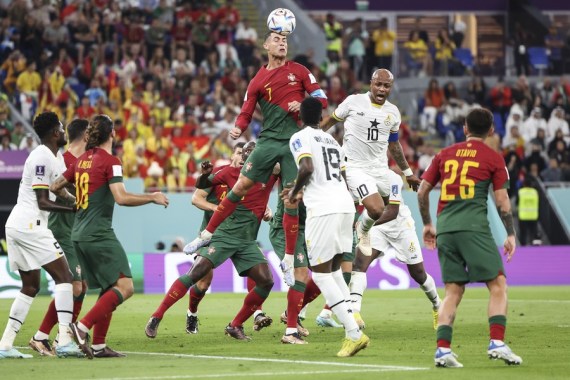 Le obsequian penal y CR7 pasa al libro de los récords